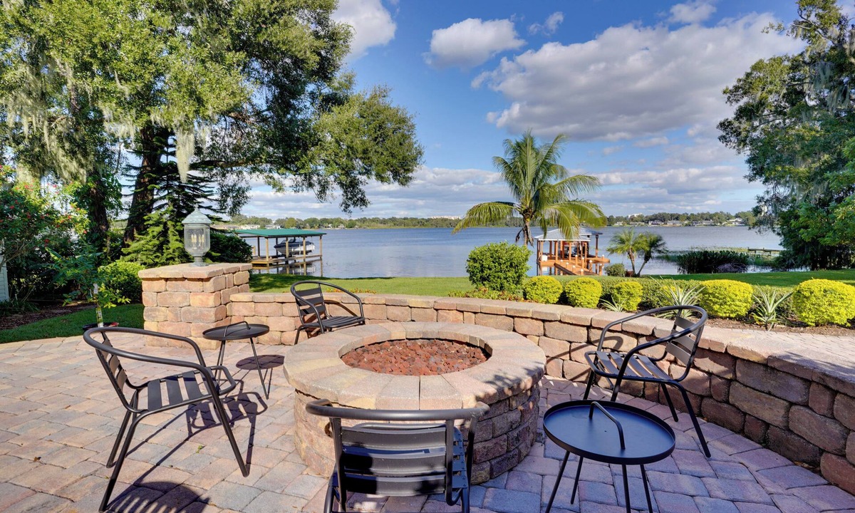 Winter Haven Cottage | Lakefront Winter Haven Retreat: Hot Tub & Patio!