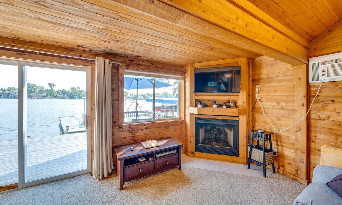Point Comfort Okauchee Cottage | Lakefront Wisconsin Escape w/ Boat Dock & Kayaks!
