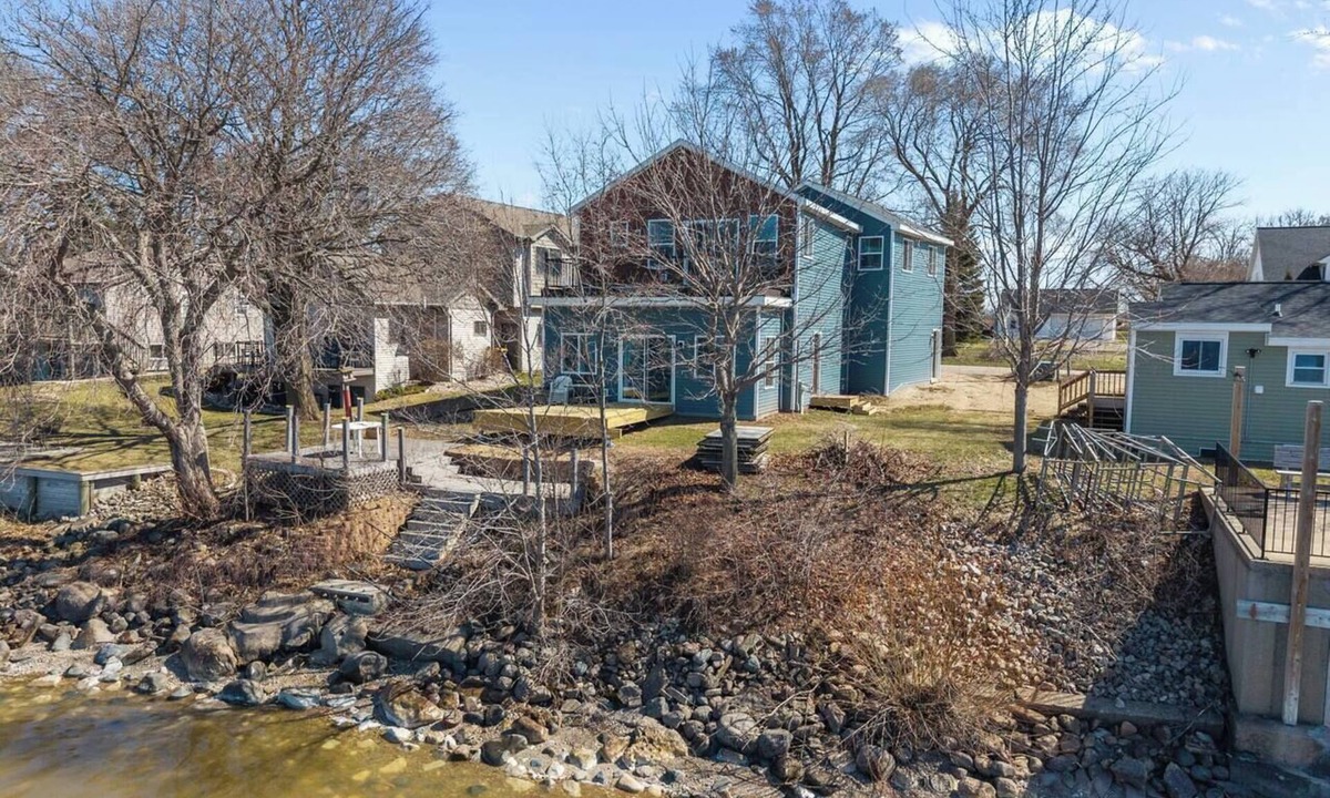 Stockbridge House | LAKEFrontT! Private Dock! Water toys! Sleeps 17!
