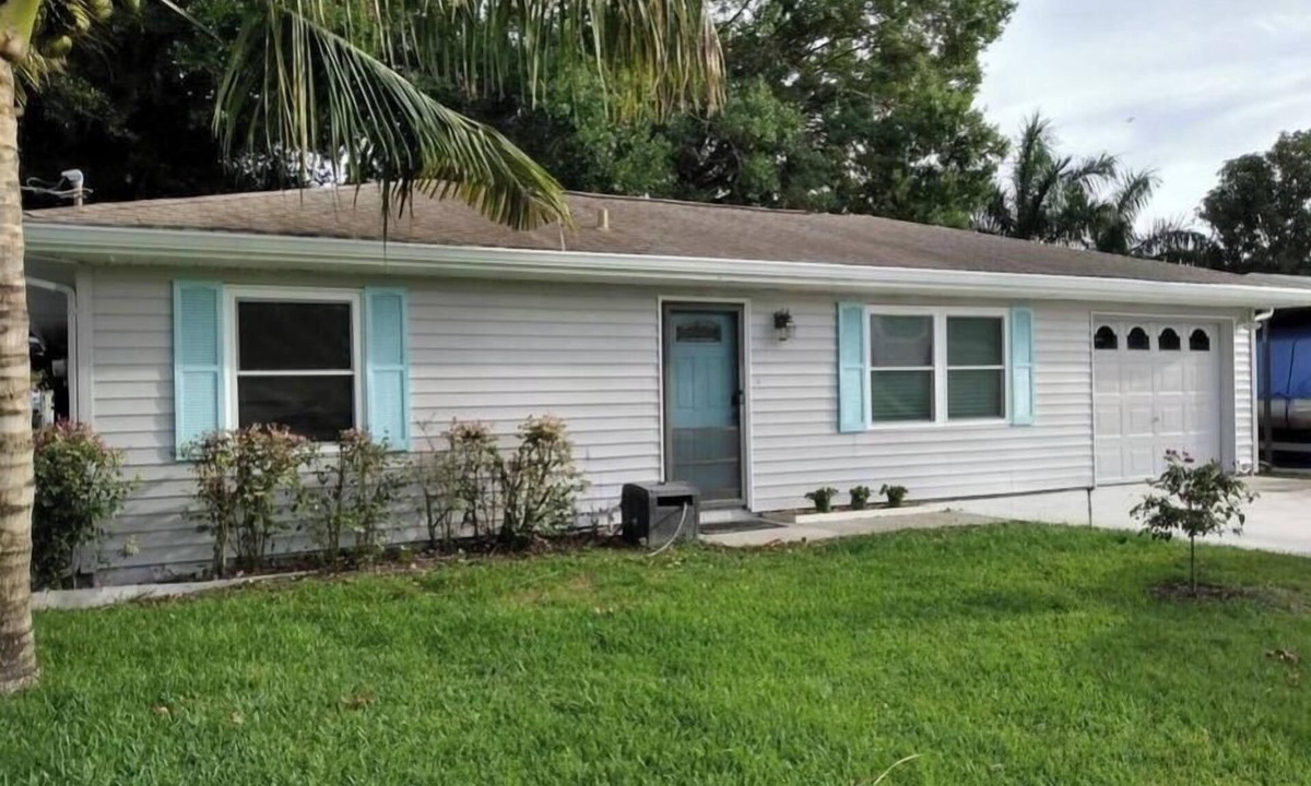 Taylor Creek House | LAKEHOUSE, with dock in backyard. Premier Treasure Island area, 3 bedroom w AC.