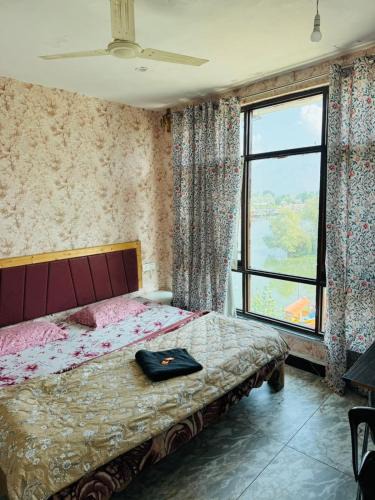 Dal Lake House | Lakes and peaks