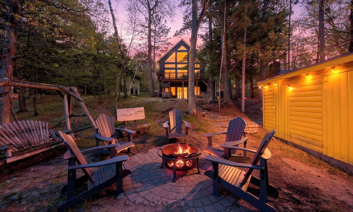 Brainerd Cabin | Lakeside: 4 Kings, Room4Groups, Hot Tub, Dock, Firewood