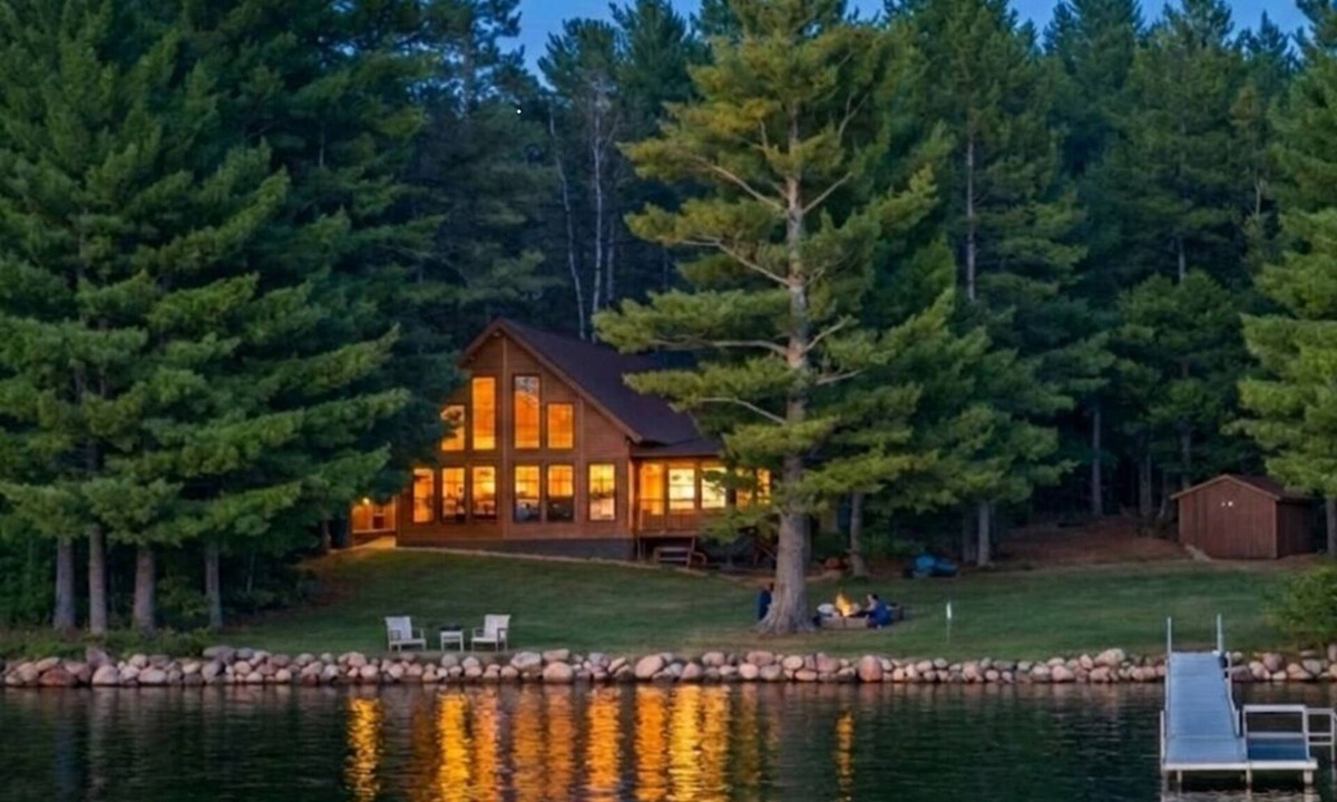 Pequot Lakes Cabin | Lakeside 7 Acre Cabin by Nisswa! Private Tennis Court and 200+ ft Sandy Shore!