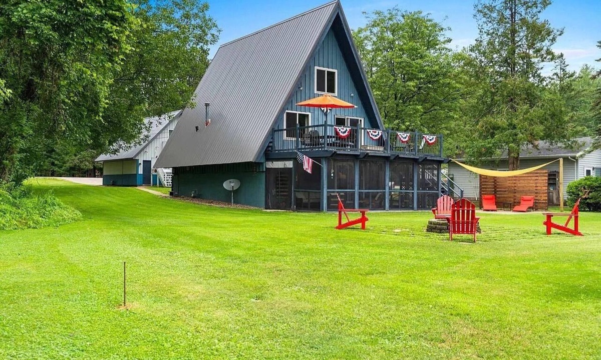 Shawano Cottage | Lakeside A-Frame Retreat on Shawano Lake Channel - 35 Minutes to Lambeau
