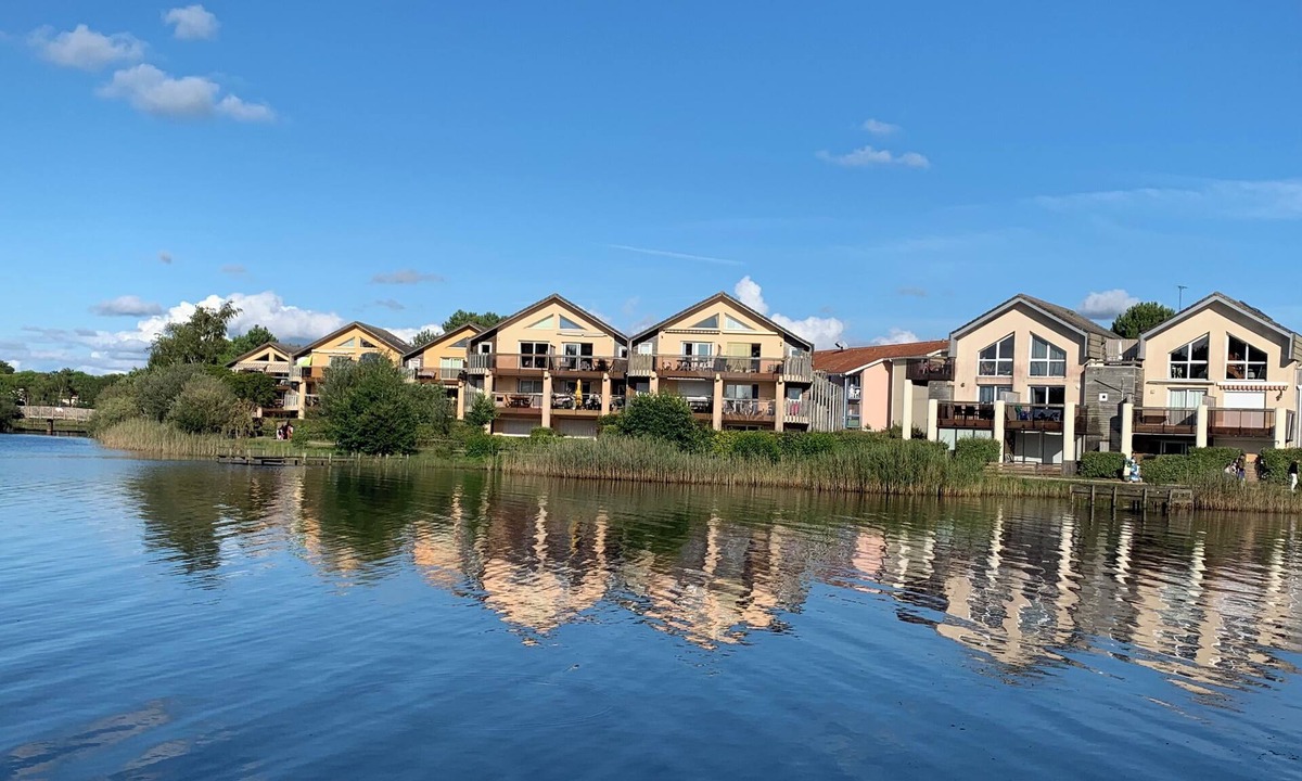 Hourtin Port Apartment | Lakeside apartment with enclosed garden, dog allowed, electric charger