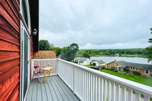 Lanesborough House | Lakeside Berkshires Home Near Hiking & Skiing!