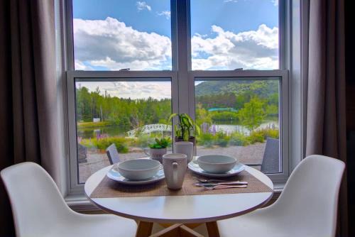 Saint-Brigitte-de-Laval House | Lakeside Gateway 4 Spa Sauna Firepit