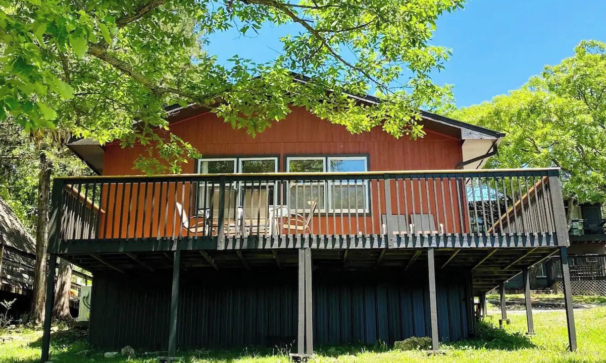 Indian Point Cabin | Lakeside Cabin | Calm Waters Resort | Boat Slips & Rentals | FREE Kayaks & Paddleboards | Guided Fishing & Lake Tours!