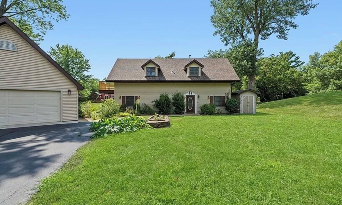 Morris House | Lakeside Channel Hideaway – 4BR/2BA on Goose Lake, Sleeps 10