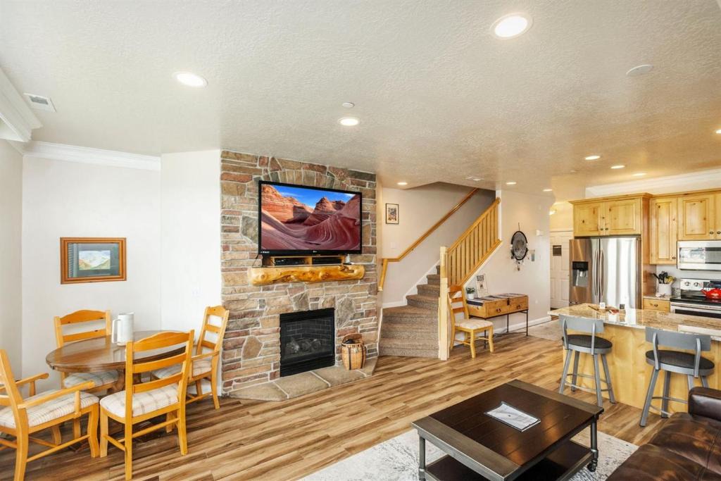 Ogden House | Lakeside Cove Retreat LS18Hot Tub Pool Pineview