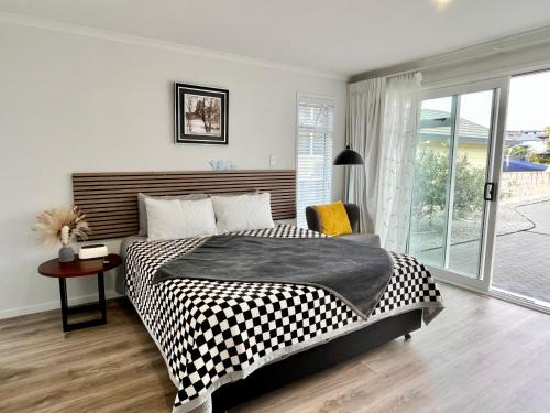 Two Mile Bay House | Lakeside cozy studio