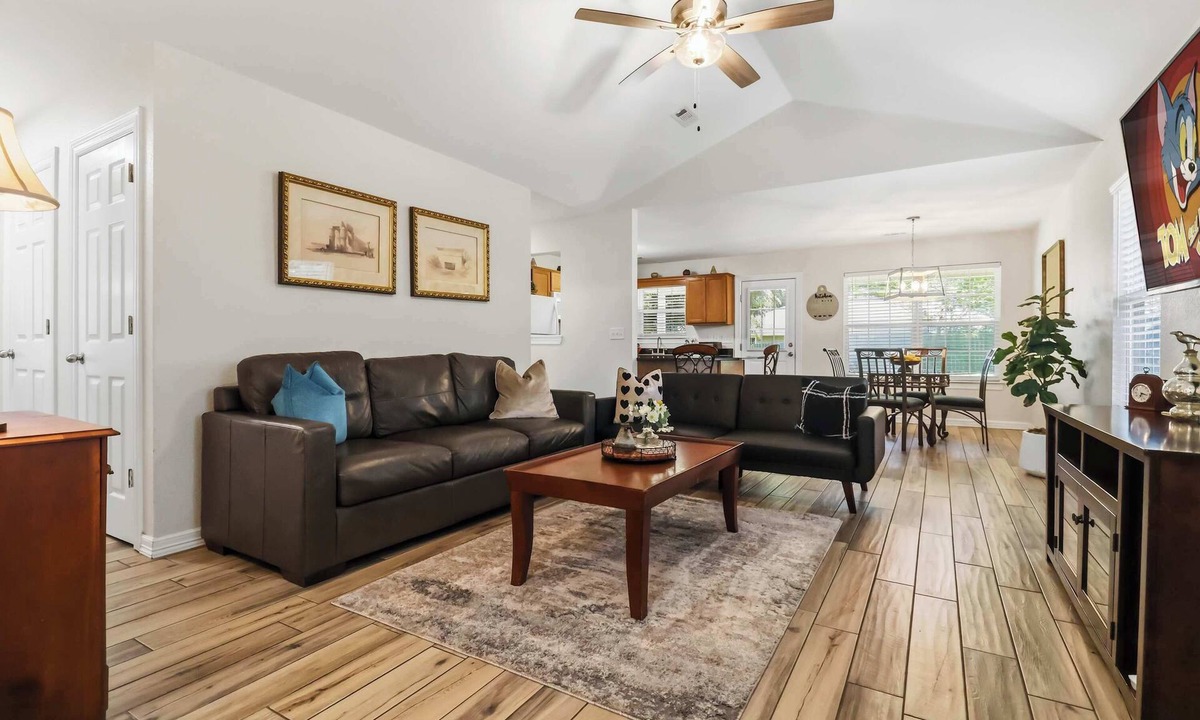 Springdale House | Lakeside Getaway - Next to Beaver Lake