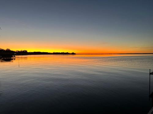 Jacksons Point Apartment | Lakeside Haven suite