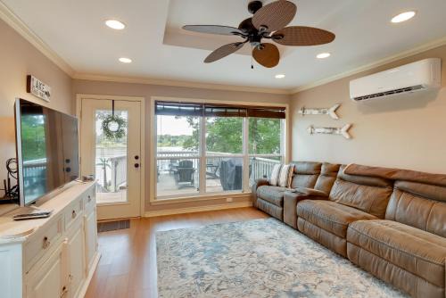 Jefferson House | 'Lakeside Haven' w/Deck & Views in Jefferson!
