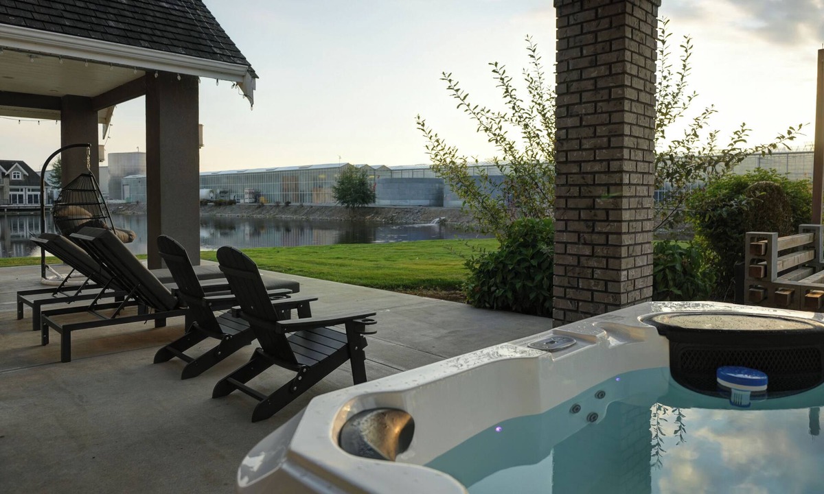 West Abbotsford House | Lakeside Home: Sleeps 23/HotTub/Game Room/Theatre/Espresso/Private Lake
