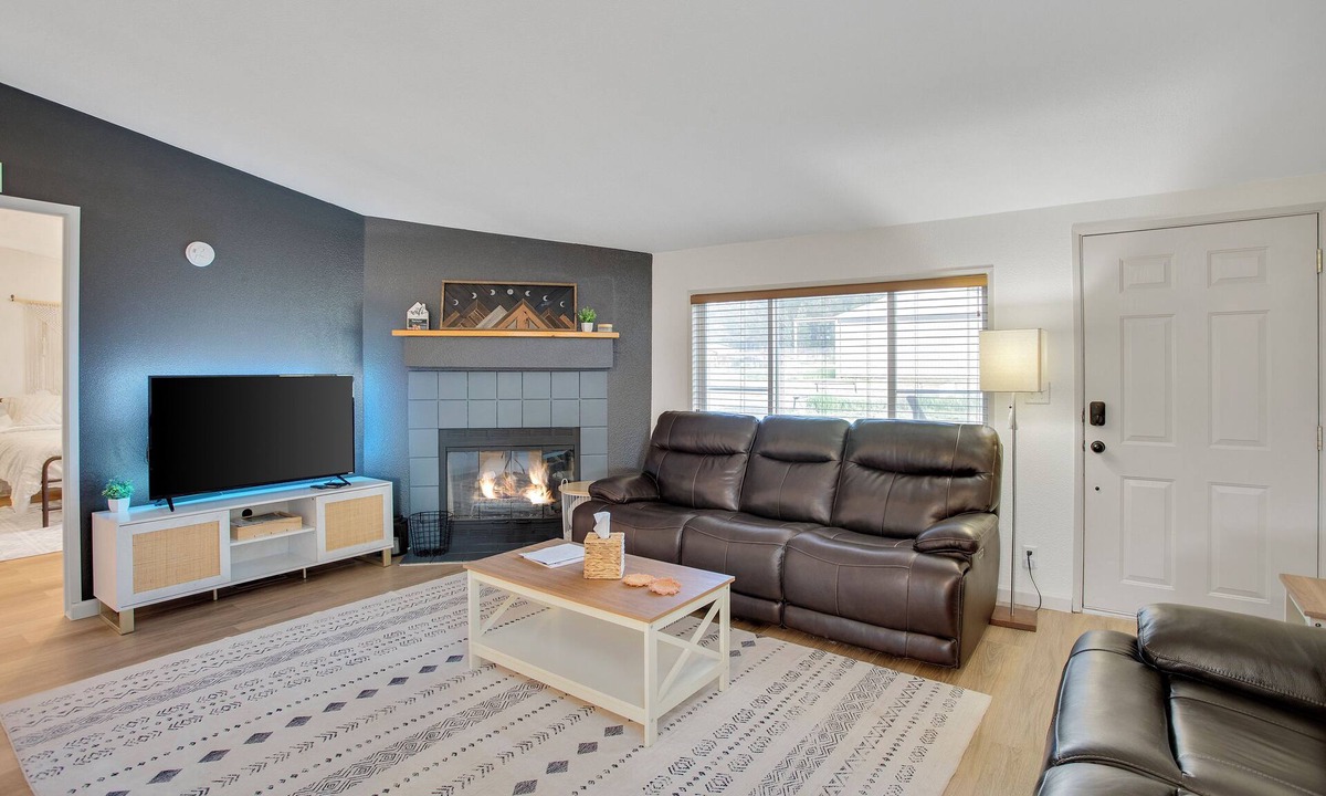 Pine Hollow House | Lakeside King Suite, Cozy Winter Escape Fireplace, Fast Wi-Fi, Near Mt Hood