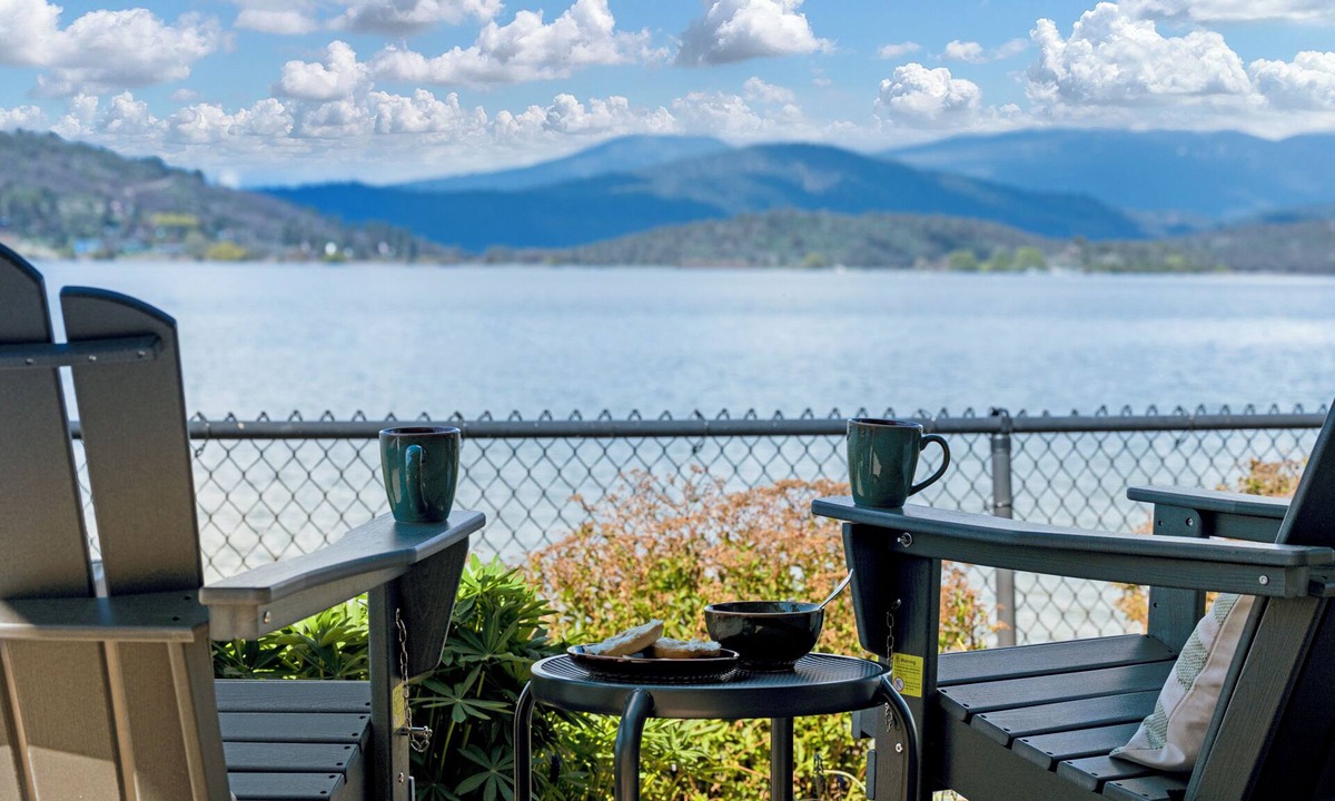 Altamont House | Lakeside Leisure, Hot Tub, Golf Course, Sleeps 10, Lakefront, Near Crater Lake