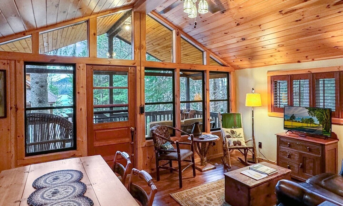 Inlet Cottage | Lakeside Lodge - Tree Top Cottage on 7th Lake