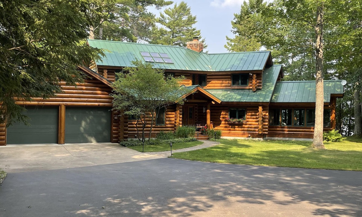 Conover House | Lakeside Lodge Vacation Rental. See discounts below for less than 12 people.