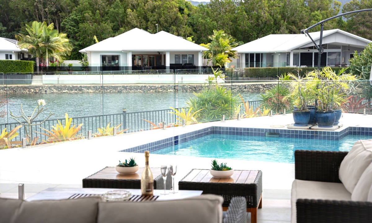 Trinity Beach House | Lakeside Luxury:stroll to beach&restaurants