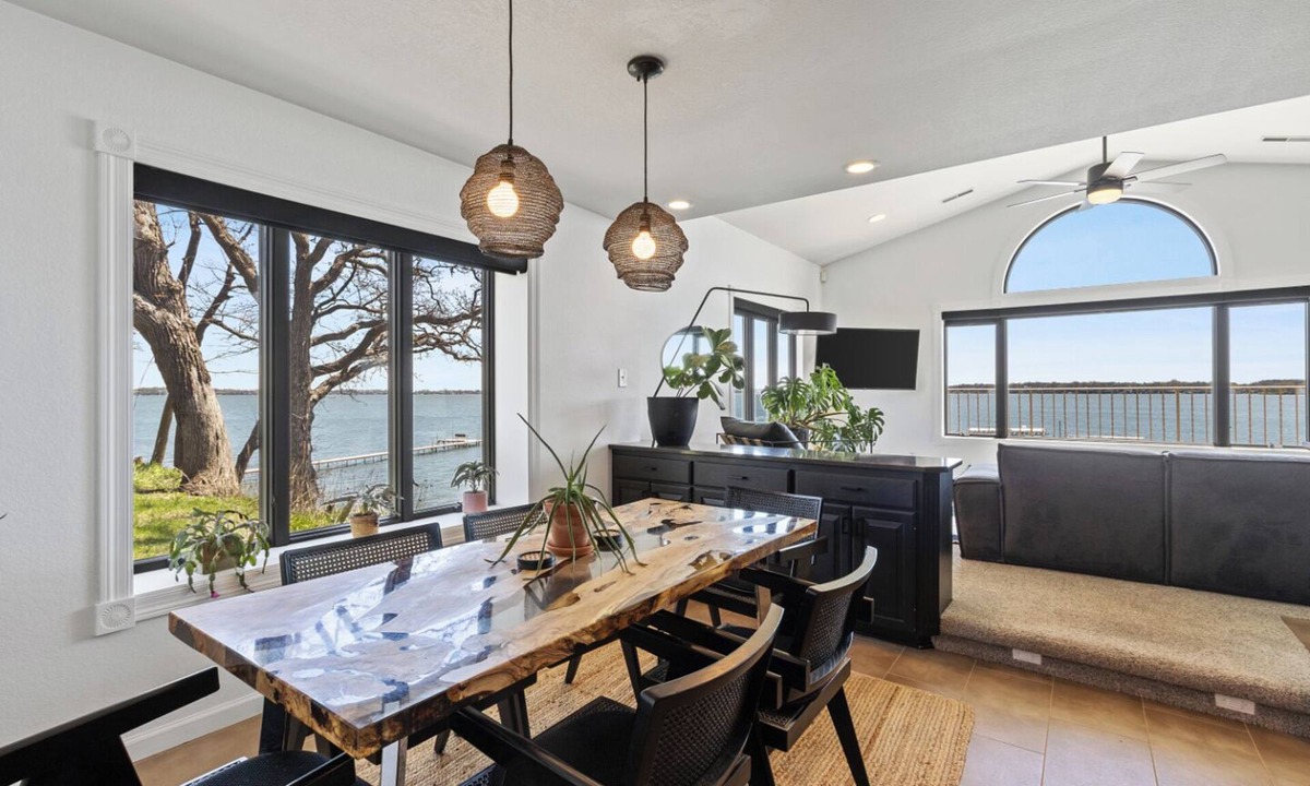 Clear Lake Condo | Lakeside Luxury~ Chic Comfort