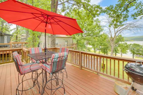 Kimberling City House | Lakeside Reeds Spring Home w/Deck & Pool Access!