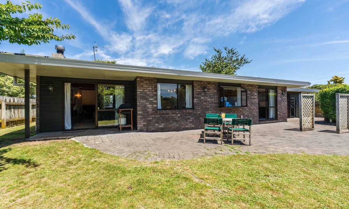 Rainbow Point House | Lakeside Serenity - Taupo Holiday Home