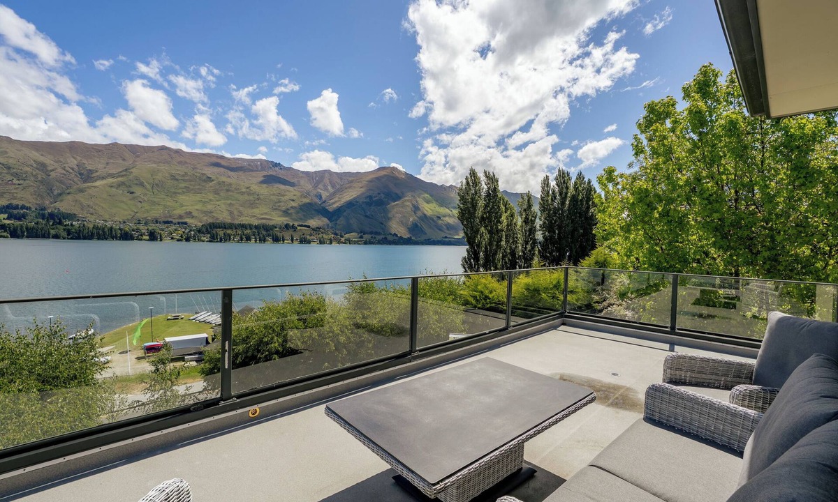 Wanaka Cottage | Lakeside Serenity - Wanaka Holiday Home