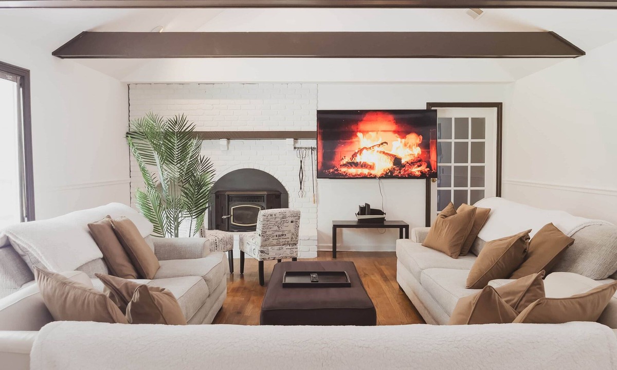 Brookfield House | Lakeside/Sleeps20/HotTub/GameRoom/2Acres/Fireplace