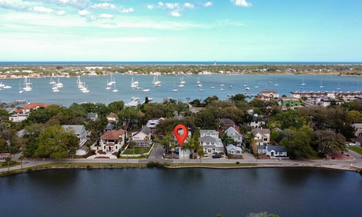 Downtown Historic District House | Lakeside Studio -10 minutes to the beach!