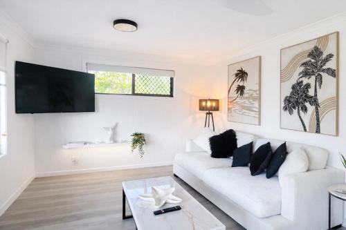 Urangan Apartment | Lakeside Views