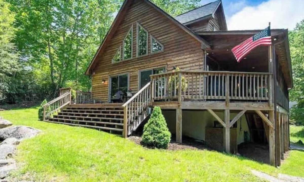 Charter Hills House | Lakeside w/hot tub, porch, pool table, fireplace, 2 king suites 1mile to resort