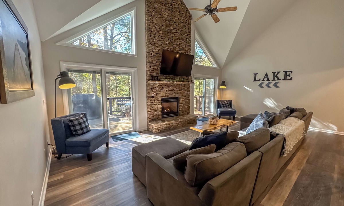 Blakeslee House | Lakeslee Lodge: Spacious 6BR retreat with lake access and community pool in Oakland, MD.