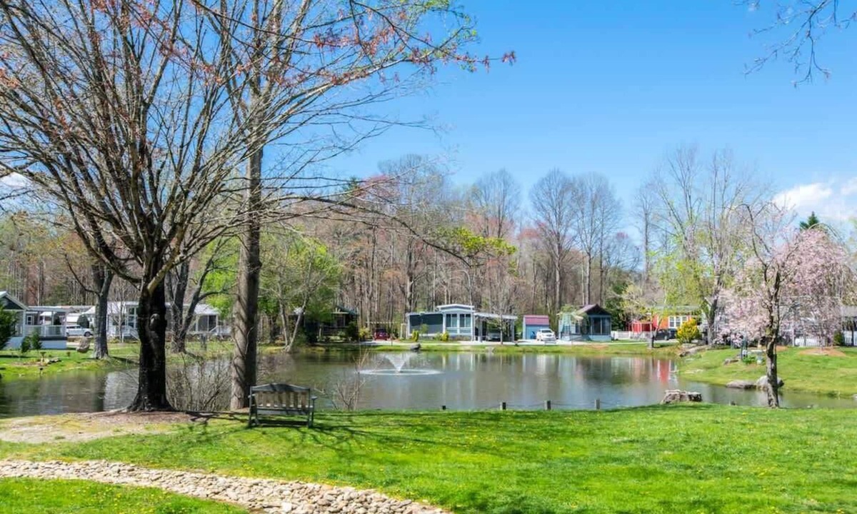 Upward House | Lakeview 2BR Tiny Home near Trails, Pool + Bocce + Free Tickets