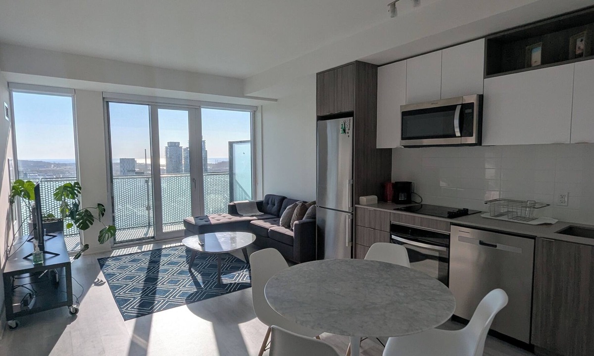 Yonge-Eglinton Condo | Lakeview 3bd | 2bath | Self Check-in | Free Parking