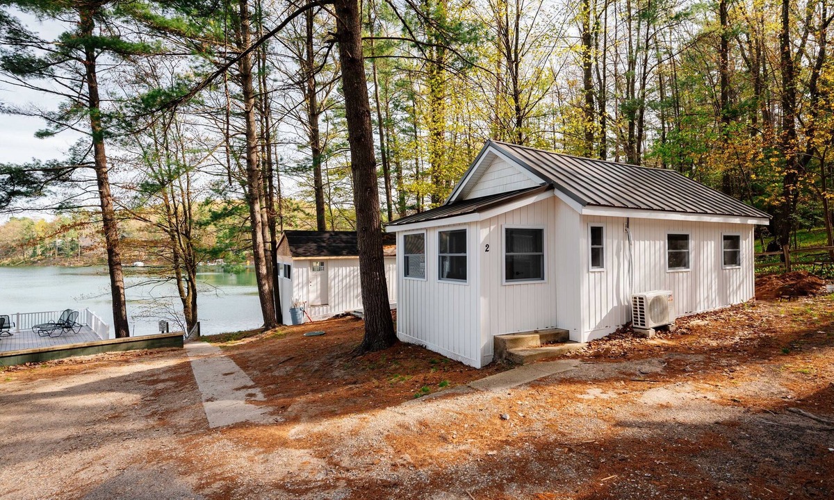 Mayfield Cottage | Lakeview-Fishing-Sauna-Hot Tub-SUP Rentals-Near TC