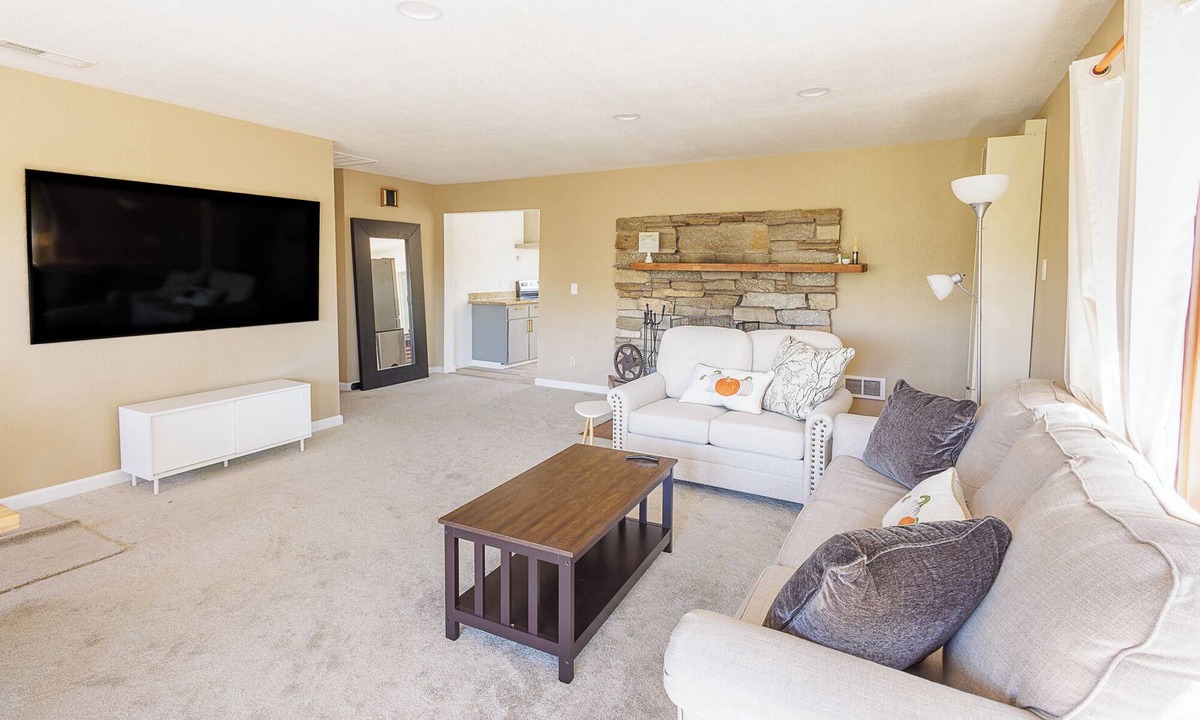 Altamont House | Lakeview Haven House in Klamath Falls - Family-sized house with board game