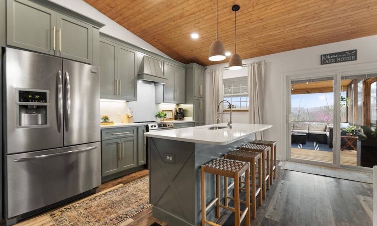 Nancy House | Lakeview Hideaway