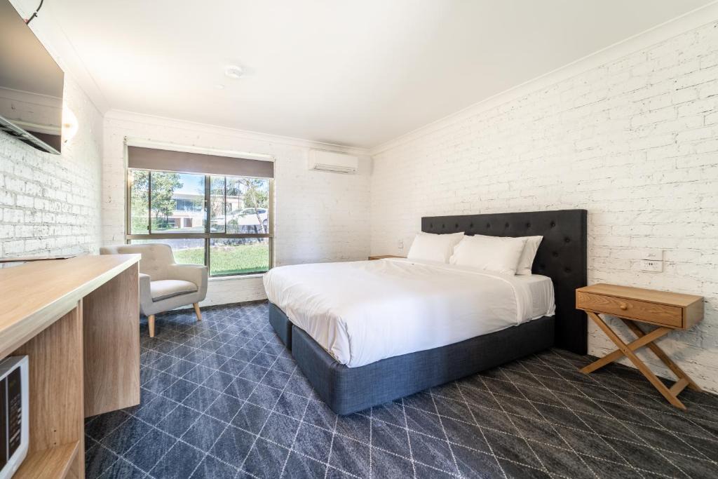 Oak Flats Hotel | Lakeview Hotel Motel