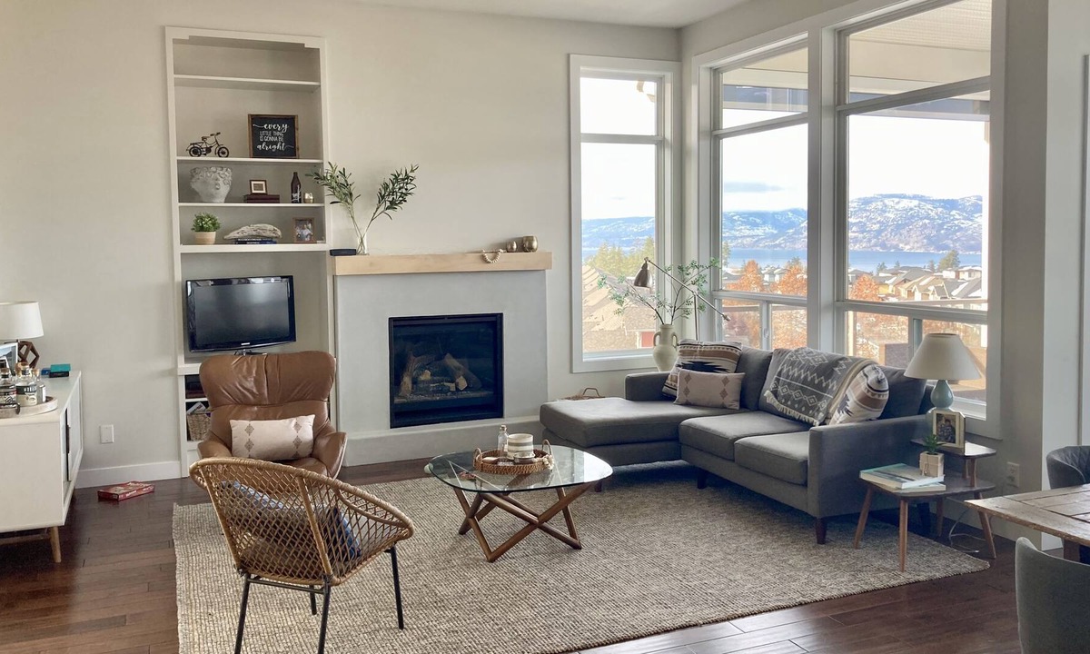 Southwest Mission House | LAKEVIEW Spacious Modern Home, large deck & hot tub, near wineries