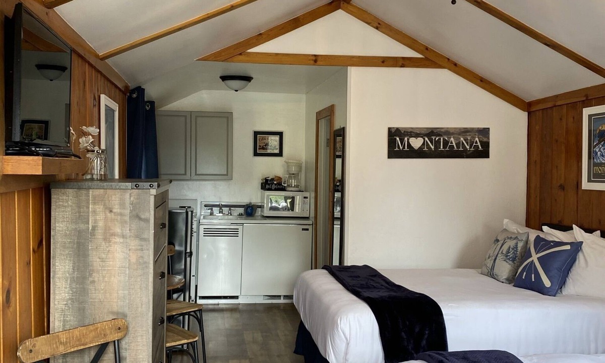 Helena Hotel | Lamplighter Cabins & Suites