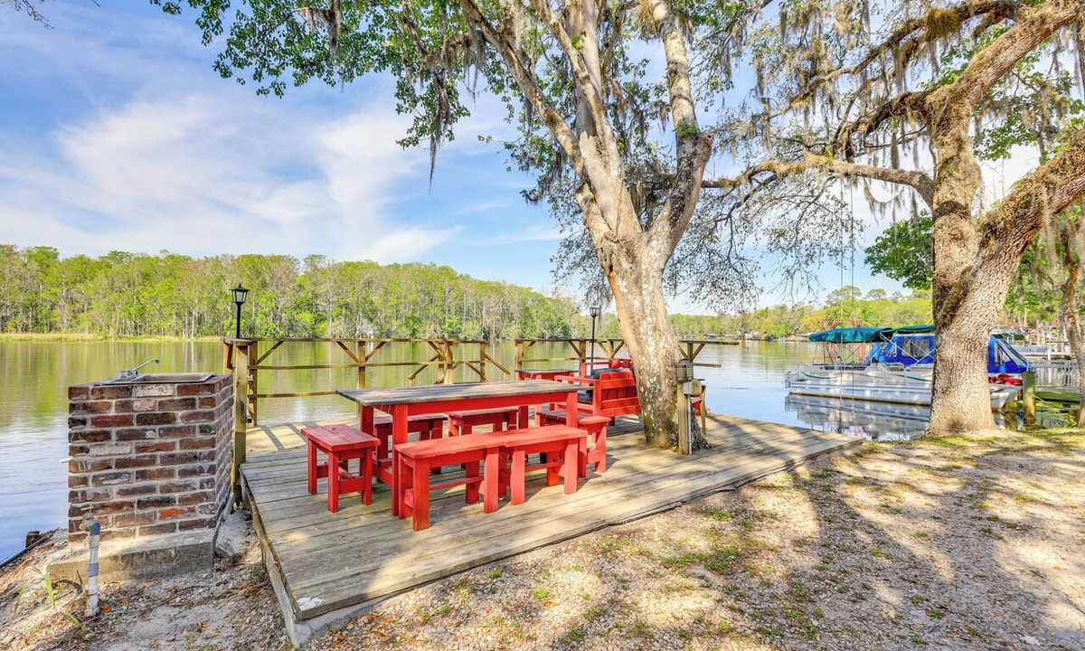 Chiefland Apartment | Lanai & Fire Pit: Riverfront Studio in Chiefland!