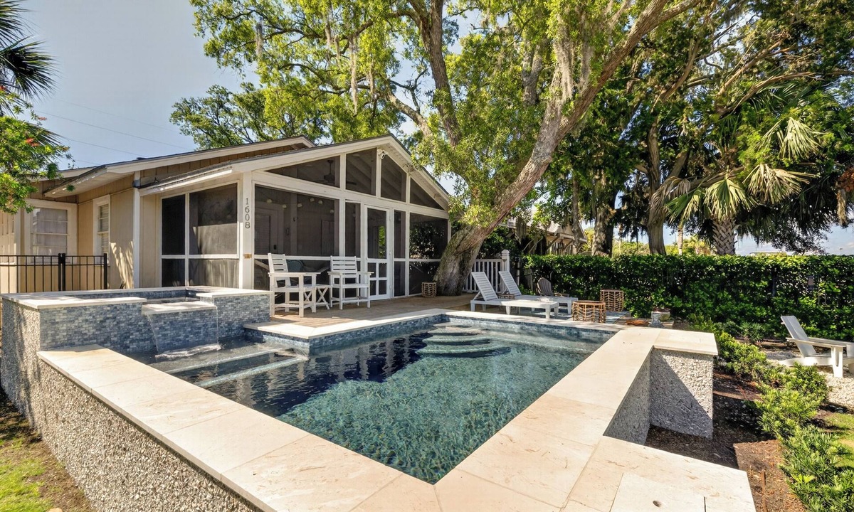 East Beach House | Landfall Cottage -4 bed/2 bath East Beach* Pool*