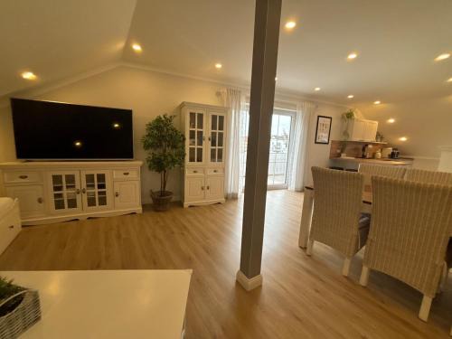 Eichenzell Apartment | Landhausstübchen 105qm mit Balkon-2 Schlafzimmer-Bad-WC-WiFi-Kaffeemaschine-Waschmaschine-Trockner-Föhn-Handtücher und Bettwäsche-sehr familienfreundlich