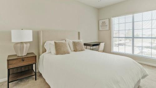 Southbelt/Ellington Apartment | Landing Amazing 1BD Pool Gym