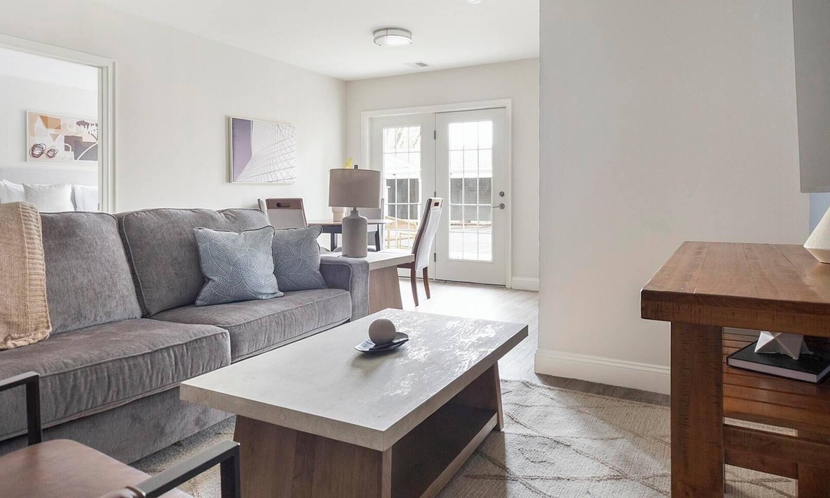 Vernon Apartment | Landing | Beautiful 2BD, Game Room, Gym