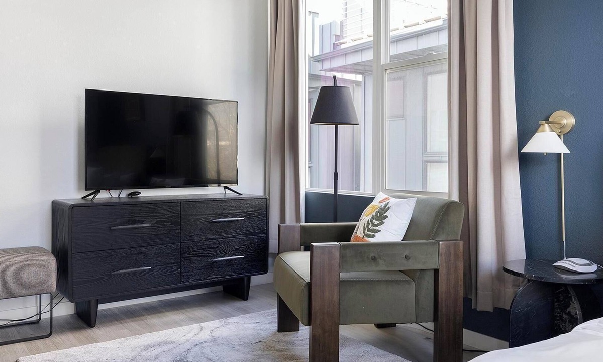 Highland Apartment | Landing | Beautiful Studio, Rooftop Lounge