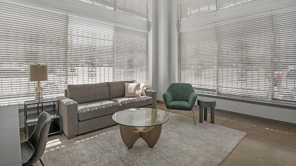 Central City Apartment | Landing Chic 1BD Gym
