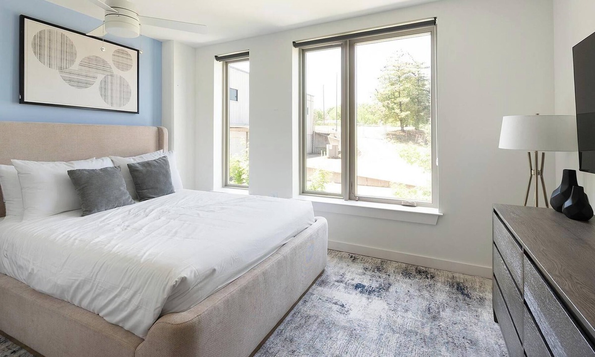 Eighth Avenue Apartment | Landing | Chic Studio, Gym