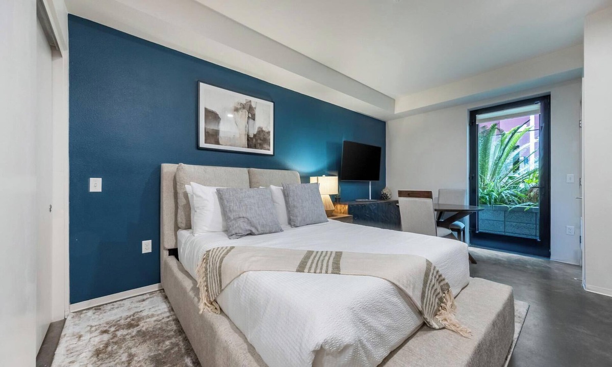 Pacific Terrace Apartment | Landing | Chic Studio, Gym, Pool